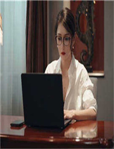 《亚洲 欧美 自拍 制服 另类图片》