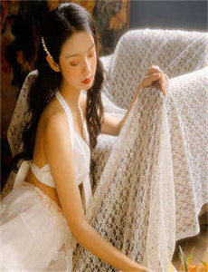 《上司揉捏人妻丰满双乳电影》