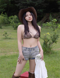 《推土机上的少女》