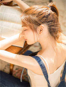 《美女猫吹泡泡》